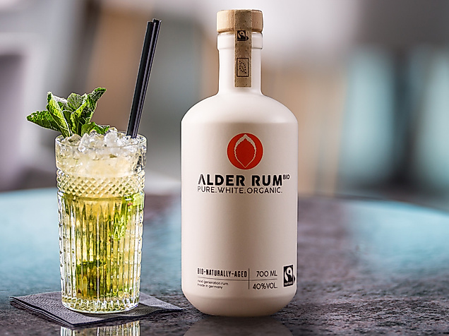 alder-rum-hamburg-bramfeld-rumflasche-mit-cocktail-longdrink-gastronomie-c-harry-geiseler