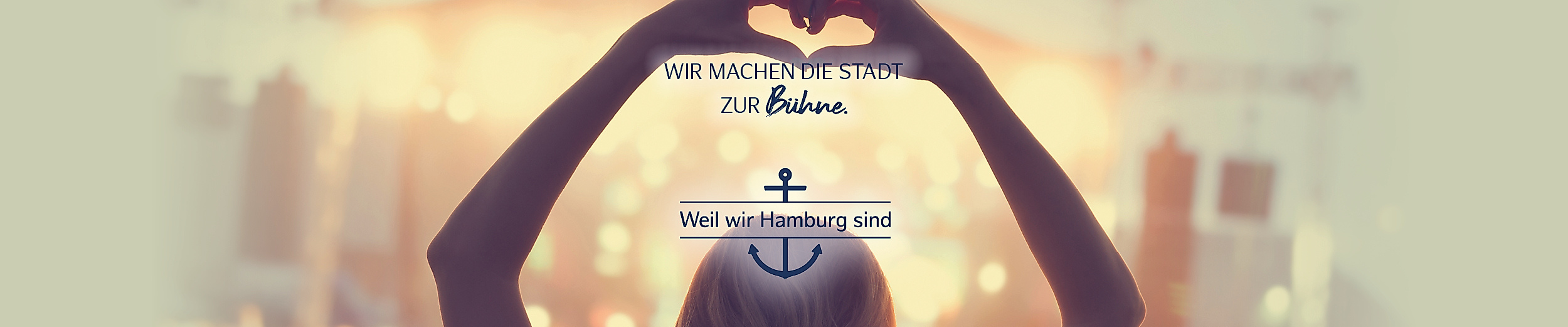 Frau formt mit Händen ein Herz vor beleuchteter Bühne beim Kultursommer Slogan:" Wir machen die Stadt zur Bühne". Weil wir Hamburg sind. 