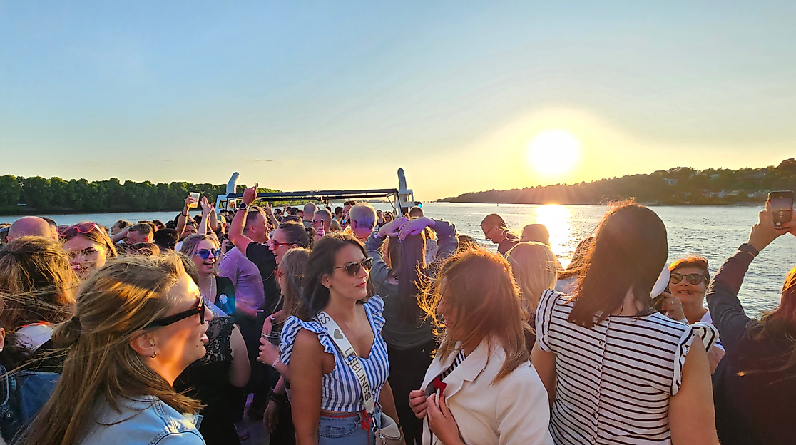 Bootsparty im Sonnenuntergang