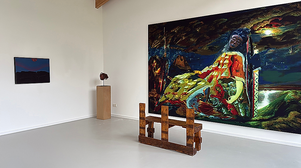 (v.l.n.r.) Werner Schreib, Petit paysage noir astronautique (1968), Tanzmaske/Aufsatzmaske Mwana-pwo der Chokwe (Tschokwe) aus Angola (D.R. Kongo), Markus Selg, Bench (Tiger) (2010), Markus Selg, Traum der Sarazenin (2007)