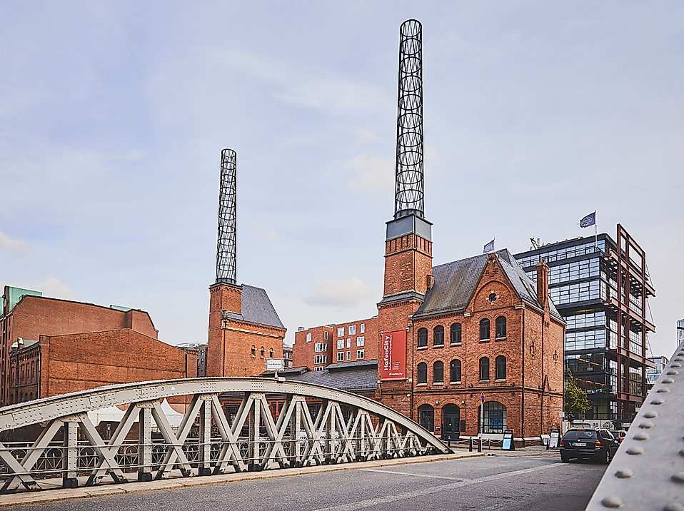 Kesselhaus in der HafenCity Hamburg mit roter Backsteinfassade und Brücke im Vordergrund