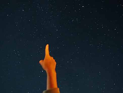 Sternstunden Rettin 2025 Frau zeigt in Sternenhimmel