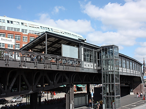 Treffpunkt: U-Bahnhof Baumwall (Elbphilharmonie)