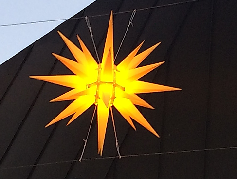 Herrnhuter Stern am Eingangsportal der Kirche