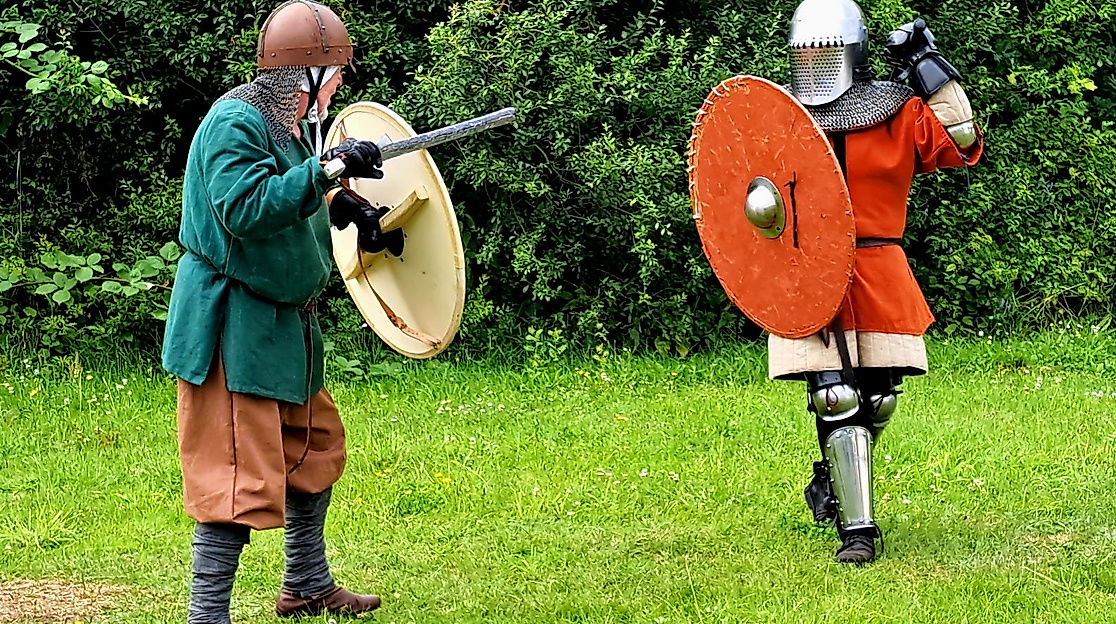 2 Rittern mit Helm, Schildern und Schwertern im Zweikampf