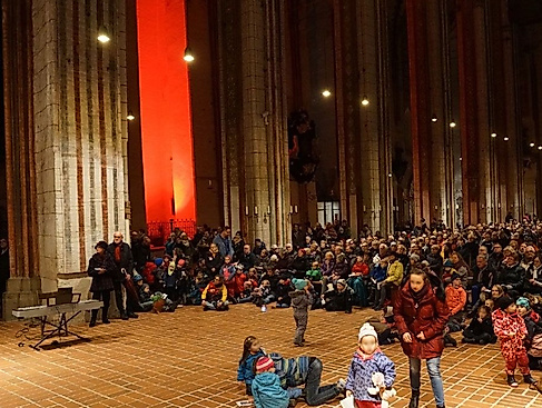 Adventsleuchtengottesdienst anlässlich der Eröffnung der Weihnachtsmärkte mit großer Lichterprozession durch die Altstadt