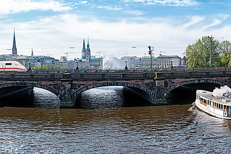 Panoramablick auf die Kennedybrücke in Hamburg mit Alsterbooten und Skyline im Hintergrund