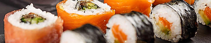 Auswahl an frisch zubereitetem Sushi auf Schieferplatte als japanischer Genussmoment in Hamburg