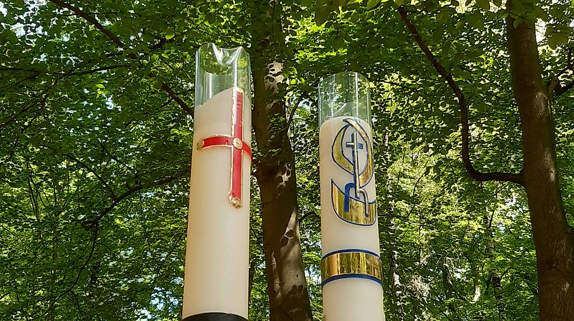 Kerzen im Pfingstwald