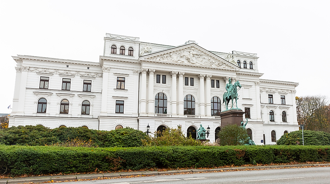 Prächtige Fassade des Museums für Hamburgische Geschichte mit Reiterstatue im Vordergrund
