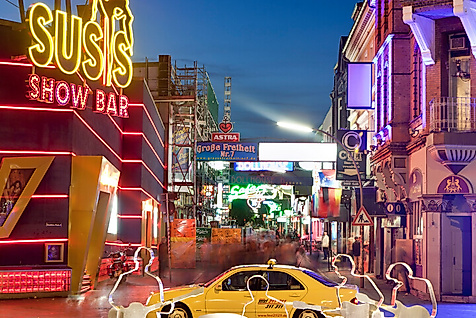 Beatles-Platz auf St. Pauli bei Nacht mit Neonlichtern und Blick Richtung Spielbudenplatz