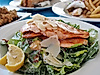 lachs-auf-salat_c-bild-von-cattalin-auf-pixabay