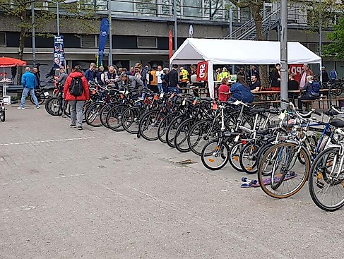 Fahrradflohmarkt aufgereihte Fahrräder Kunden