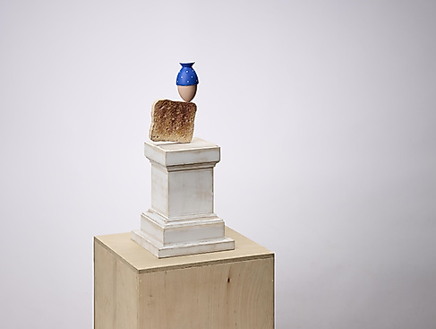 Kunstvolle Balance: Vase, Ei und Toast