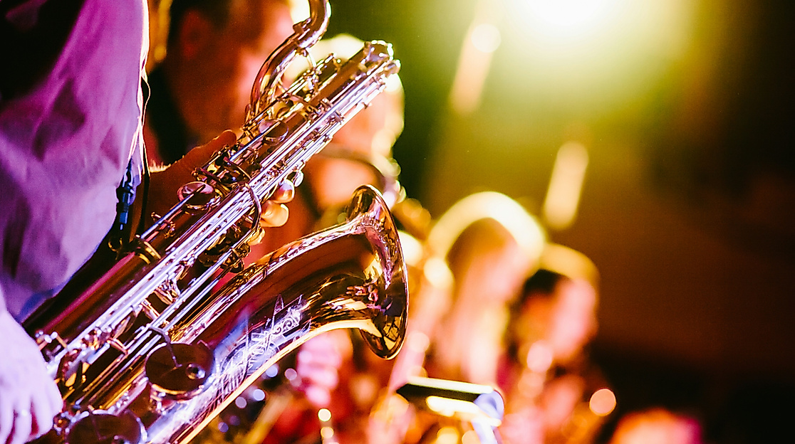 Person die Saxophon spielt