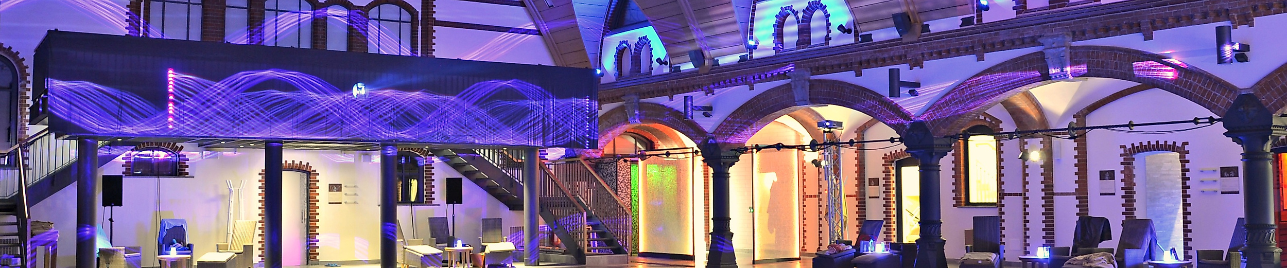 Stimmungsvoll beleuchtete Badehalle mit Innenpool und orientalischem Ambiente im Kaifu-Bad Hamburg.