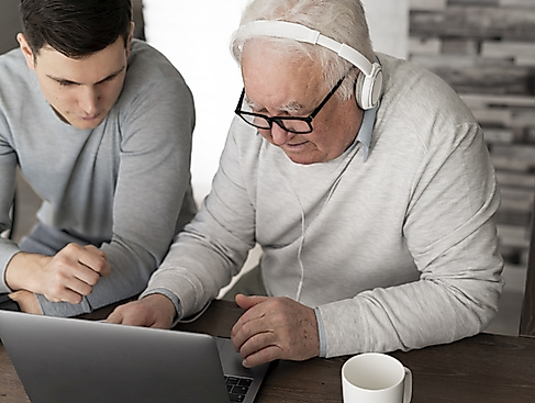 grand-parent-learning-use-digital-divice_klein