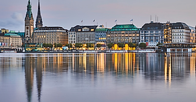 Binnenalster am Abend auf der gegenüberliegenden Seite Jungfernstieg mit Beleuchtung