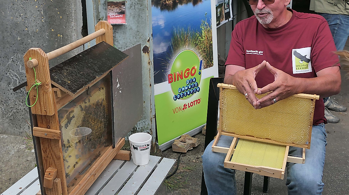 Imker Andreas mit Bienenvolk